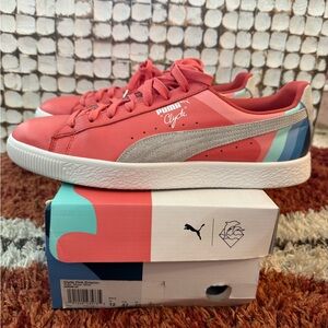 Puma Pink dolphin Clyde Low Sneakers
